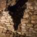 ...sino a incrociare una stretta apertura in un muro crollato che varchiamo con difficolt